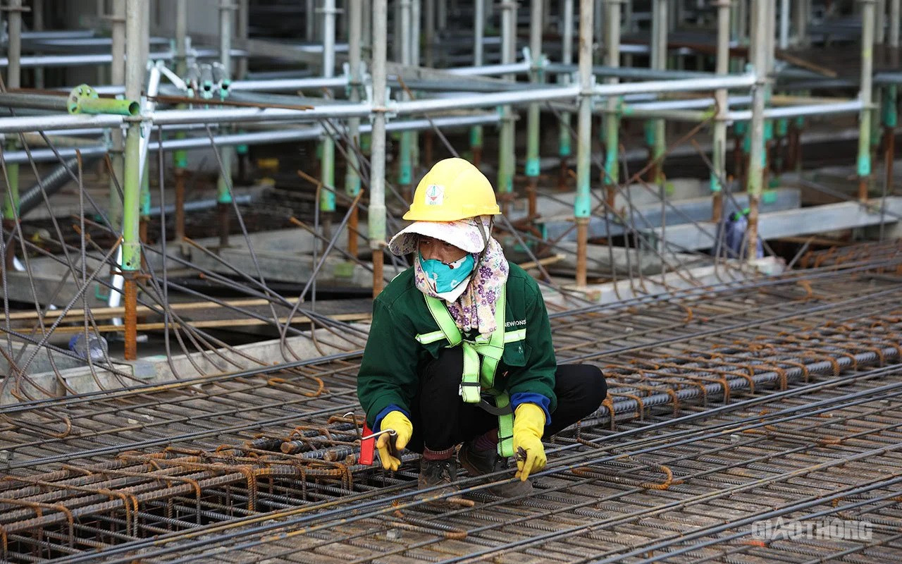 Đối với nhà ga hành khách liên danh nhà thầu đã hoàn thành phần ngầm, xong phần sàn tầng 1, đang triển khai ván khuôn, cốt thép và bê tông phần sàn tầng 2. Giai đoạn này công nhân đang tập trung các công việc, tận dụng thời điểm nắng ráo trong mùa mưa để đổ bê tông sàn tầng 2. Đối với nhà ga hành khách liên danh nhà thầu đã hoàn thành phần ngầm, xong phần sàn tầng 1, đang triển khai ván khuôn, cốt thép và bê tông phần sàn tầng 2. Giai đoạn này công nhân đang tập trung các công việc, tận dụng thời điểm nắng ráo trong mùa mưa để đổ bê tông sàn tầng 2.