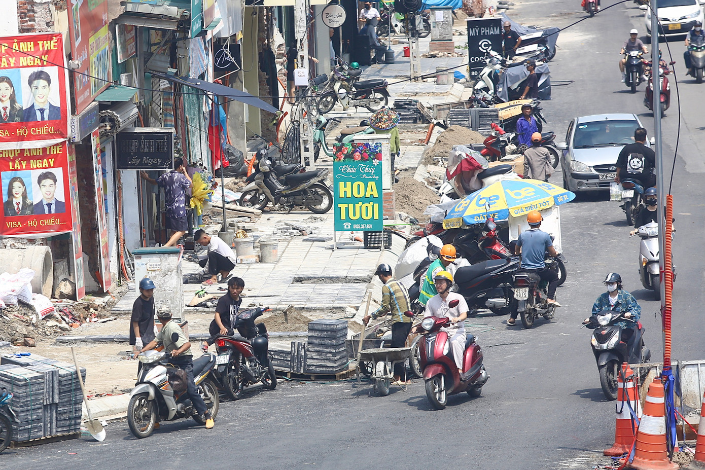 Dự án đang hoàn thiện những hạng mục cuối cùng như lát đá vỉa hè, thoát nước, chiếu sáng, cây xanh...