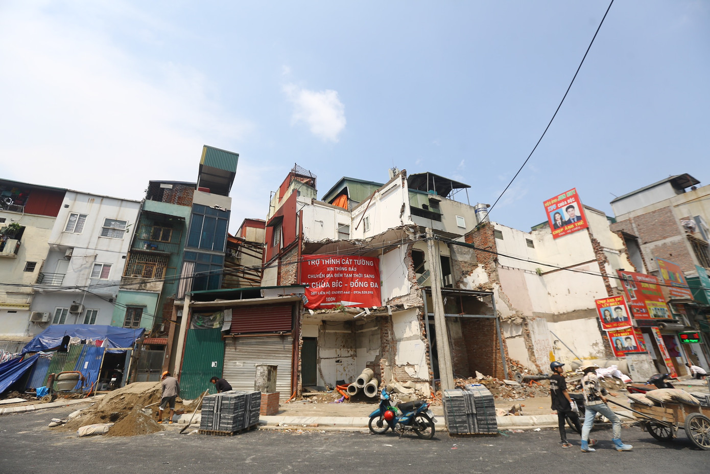 Khu vực mặt phố lộn xộn, nhiều ngôi nhà xây dang dở.