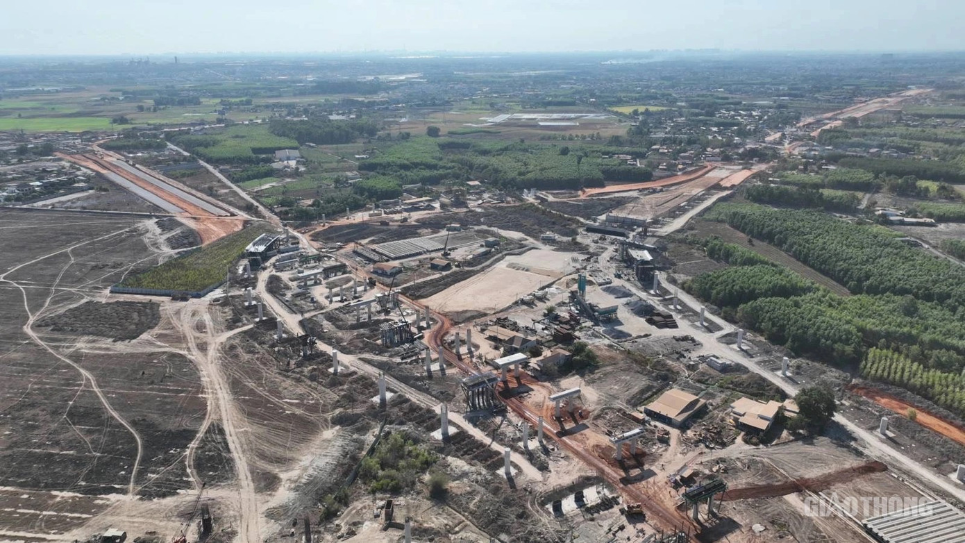 Tại công địa thi công trường giao thông kết nối T1, T2 (gói thầu 6.12) liên danh nhà thầu đã huy động 630 nhân sự, 196 máy móc trang thiết bị và triển khai đồng loạt các mũi thi công. Công nhân đang đắp đất K95 và K98, một số đoạn đã cấp phối đá dăm, đang hoàn thiện cọc khoan nhồi... Tại công địa thi công trường giao thông kết nối T1, T2 (gói thầu 6.12) liên danh nhà thầu đã huy động 630 nhân sự, 196 máy móc trang thiết bị và triển khai đồng loạt các mũi thi công. Công nhân đang đắp đất K95 và K98, một số đoạn đã cấp phối đá dăm, đang hoàn thiện cọc khoan nhồi...