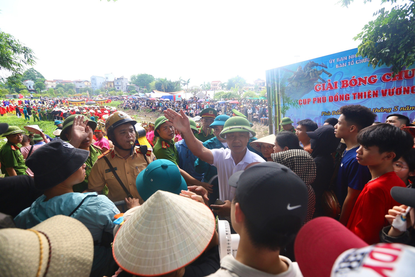 Để tránh cảnh đánh nhau, cướp chiếu, cướp lộc Thánh như những năm trước đây, lực lượng chức năng chặn không cho người dân và du khách vào khu vực tái hiện trận đánh.