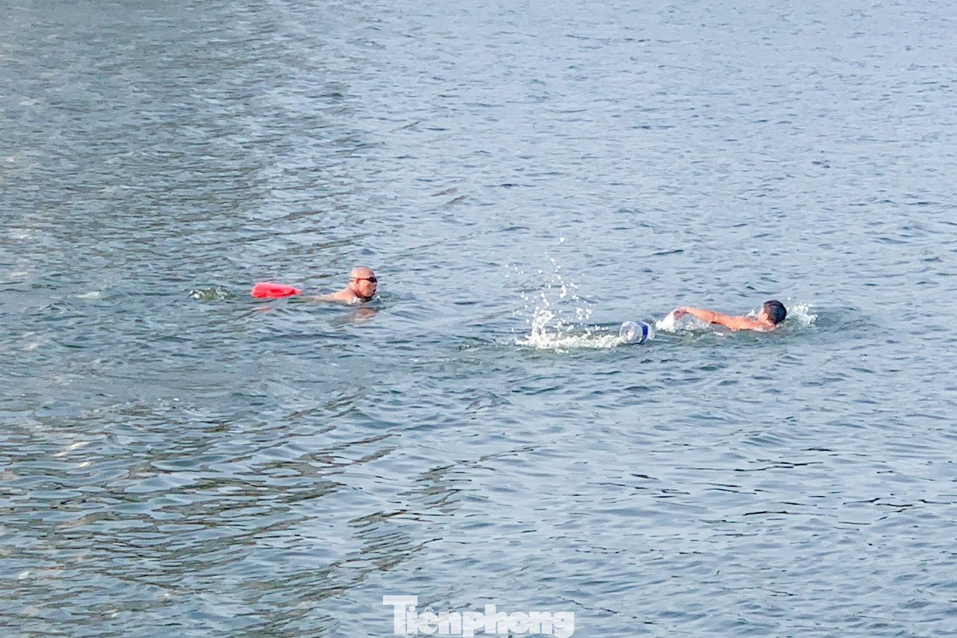 Hồ Linh Đàm là hồ có mực nước rất sâu, có nơi sâu đến chục mét. Hồ Linh Đàm là hồ có mực nước rất sâu, có nơi sâu đến chục mét.