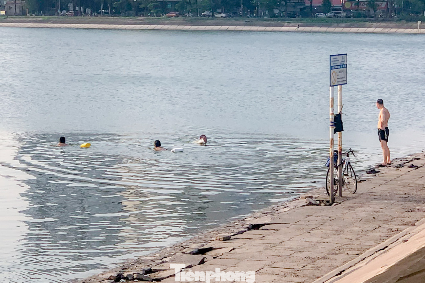 Ghi nhận của PV, tại hồ Linh Đàm (Hoàng Mai, Hà Nội), nơi hay xảy ra nhiều vụ đuối nước, có đến hàng trăm người từ già đến trẻ, nam đến nữ vô tư ra hồ tắm để “xả” nóng. Ghi nhận của PV, tại hồ Linh Đàm (Hoàng Mai, Hà Nội), nơi hay xảy ra nhiều vụ đuối nước, có đến hàng trăm người từ già đến trẻ, nam đến nữ vô tư ra hồ tắm để “xả” nóng.