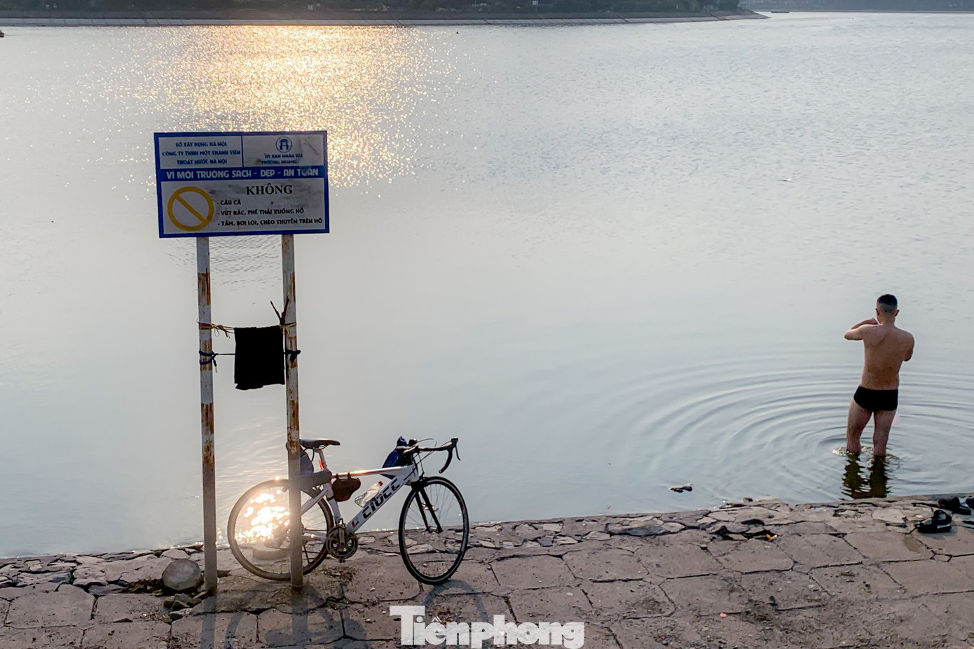 Tuy có biển cấm bơi lội trên hồ nhưng người dân vẫn tụ tập để "giải nhiệt". Tuy có biển cấm bơi lội trên hồ nhưng người dân vẫn tụ tập để "giải nhiệt".