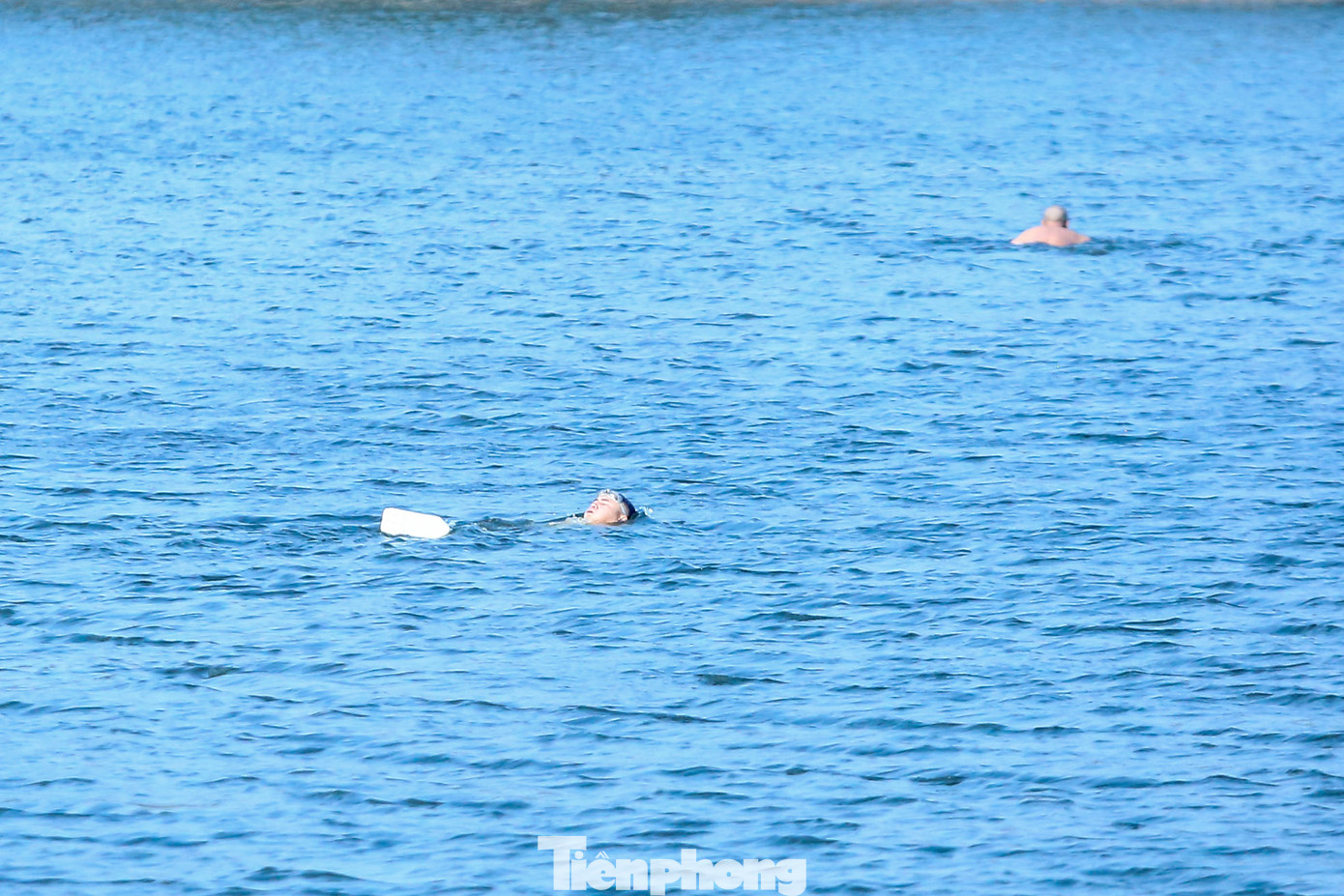Người dân thản nhiên bơi hồ để "giải nhiệt" bất chấp nguy hiểm, lệnh cấm. Người dân thản nhiên bơi hồ để "giải nhiệt" bất chấp nguy hiểm, lệnh cấm.