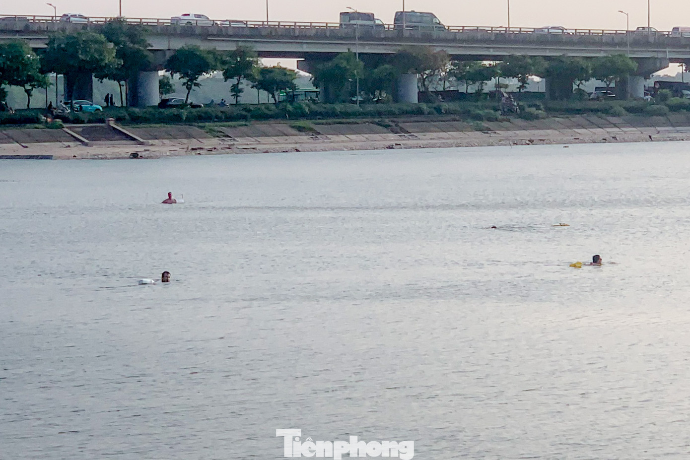 Người dân thản nhiên bơi hồ để "giải nhiệt" bất chấp nguy hiểm, lệnh cấm. Người dân thản nhiên bơi hồ để "giải nhiệt" bất chấp nguy hiểm, lệnh cấm.