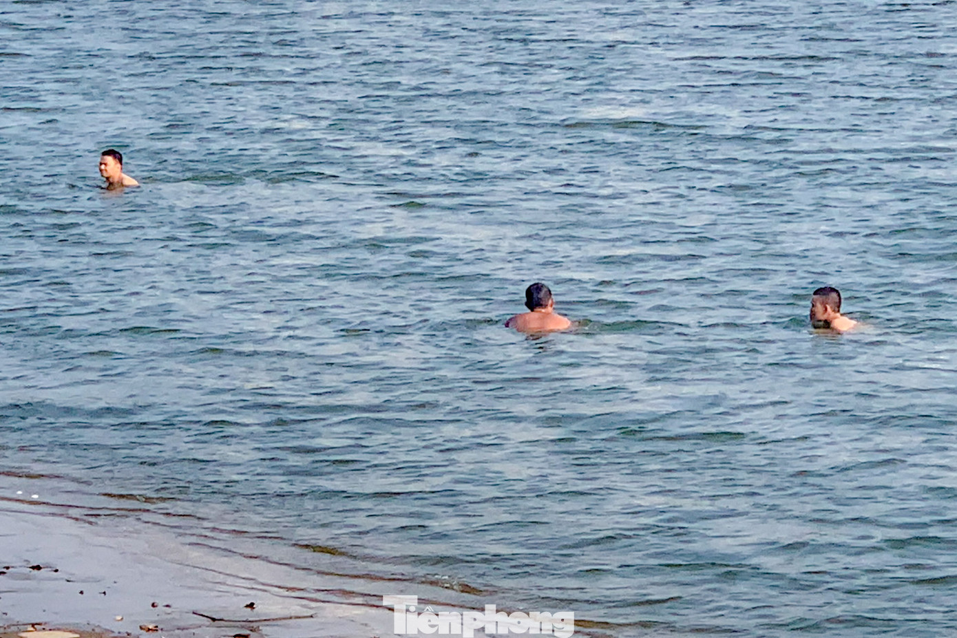 Một số người thản nhiên tắm hồ mà không có phao, không có đồ bảo hộ. Một số người thản nhiên tắm hồ mà không có phao, không có đồ bảo hộ.