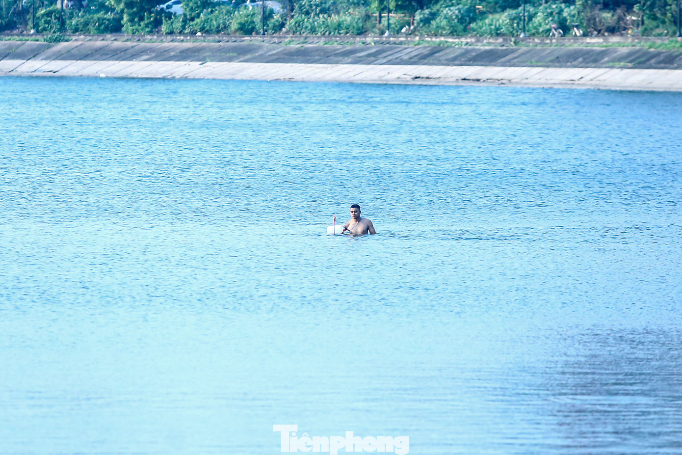 "Nắng nóng thế này có chỗ bơi là tốt, bể bơi cách xa nhà quá nên ra hồ luôn cho tiện. Hôm nào không mưa cũng ra đây bơi, bơi một tiếng rồi về", một người dân chia sẻ. "Nắng nóng thế này có chỗ bơi là tốt, bể bơi cách xa nhà quá nên ra hồ luôn cho tiện. Hôm nào không mưa cũng ra đây bơi, bơi một tiếng rồi về", một người dân chia sẻ.