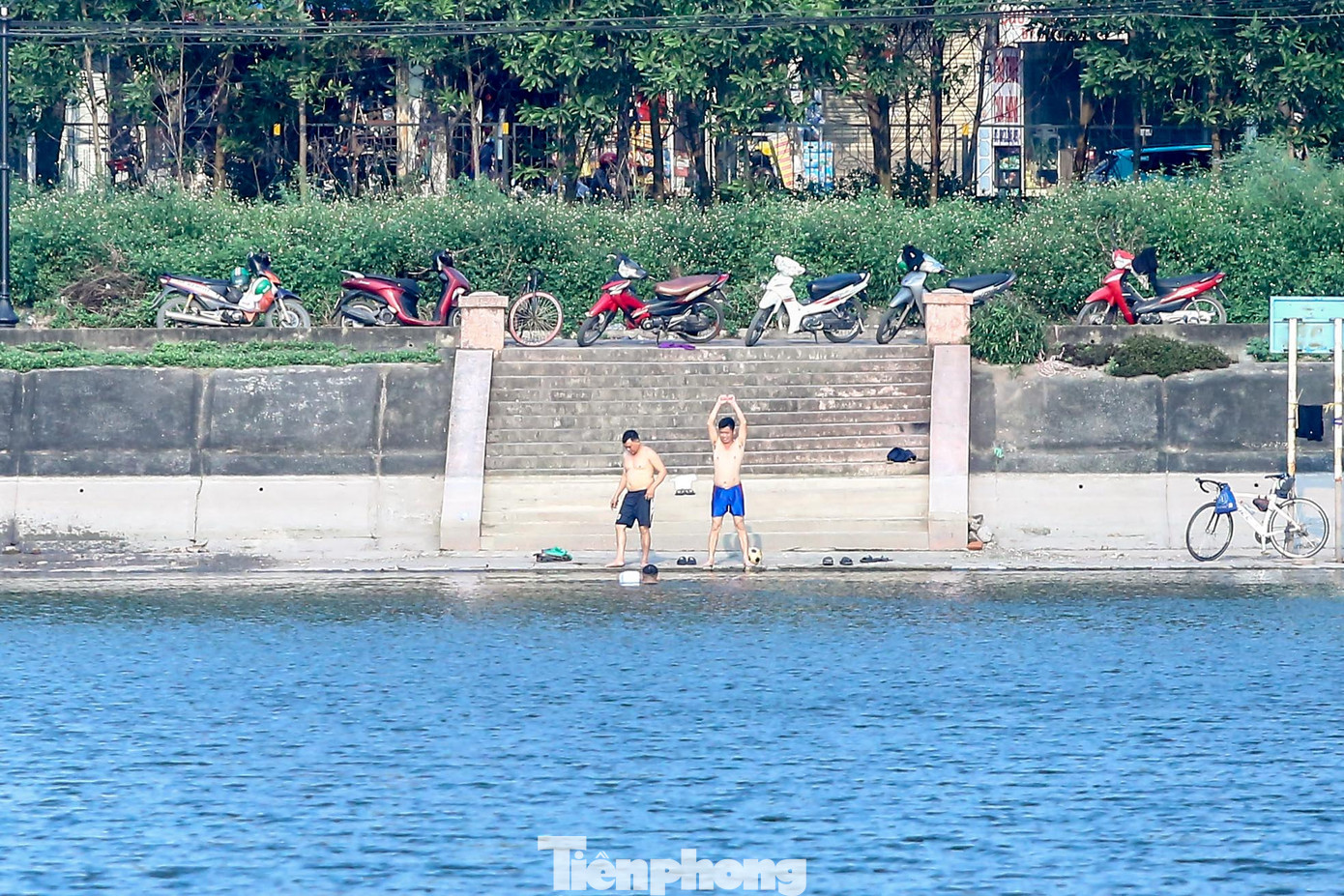 Nắng nóng gay gắt đầu mùa kéo dài cả ngày với nền nhiệt độ khoảng 32-33 độ C, nhiều người dân tìm đến các sông, hồ ở Hà Nội vào buổi chiều để giải nhiệt. Nắng nóng gay gắt đầu mùa kéo dài cả ngày với nền nhiệt độ khoảng 32-33 độ C, nhiều người dân tìm đến các sông, hồ ở Hà Nội vào buổi chiều để giải nhiệt.