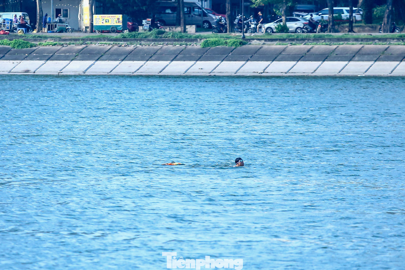 Người dân thản nhiên bơi hồ để "giải nhiệt" bất chấp nguy hiểm, lệnh cấm. Người dân thản nhiên bơi hồ để "giải nhiệt" bất chấp nguy hiểm, lệnh cấm.