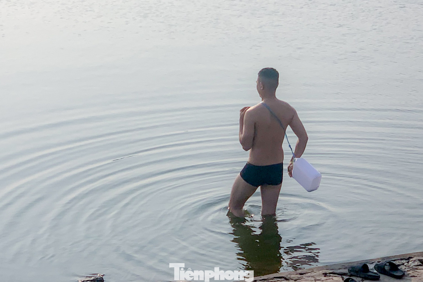 Một số trang bị chiếc phao tự chế như bình, can nhựa... buộc bên người. Một số trang bị chiếc phao tự chế như bình, can nhựa... buộc bên người.