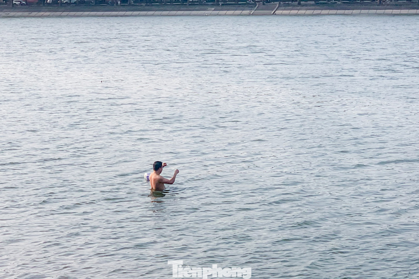 Người dân thản nhiên bơi hồ để "giải nhiệt" bất chấp nguy hiểm, lệnh cấm. Người dân thản nhiên bơi hồ để "giải nhiệt" bất chấp nguy hiểm, lệnh cấm.