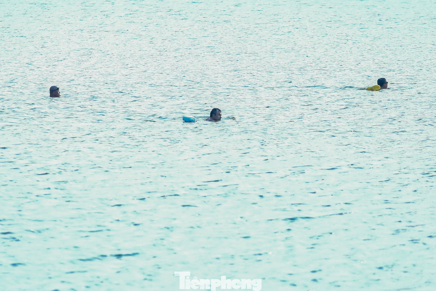 Nhiều người thản nhiên bơi ra giữa lòng hồ, nơi có mực nước sâu bất chấp nguy hiểm. Nhiều người thản nhiên bơi ra giữa lòng hồ, nơi có mực nước sâu bất chấp nguy hiểm.