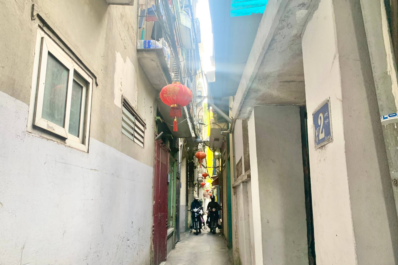 Một ngách nhỏ trên phố Pháo Đài Láng (quận Đống Đa) hẹp và sâu "gánh" nhiều công trình "quá khổ".