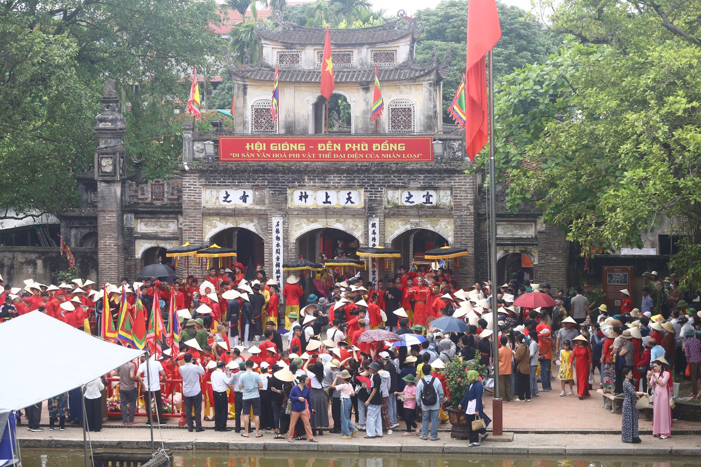 Lễ hội Gióng đền Phù Đổng diễn ra từ ngày 8/5 đến 17/5 (tức mồng 1/4-10/4 Âm lịch) tại xã Phù Đổng (huyện Gia Lâm, Hà Nội). Đặc sắc nhất tại lễ hội là hội trận (9/4 Âm lịch) tái hiện lại trận đánh hào hùng của Thánh Gióng trong buổi đầu dựng nước, chống lại giặc Ân xâm lược.