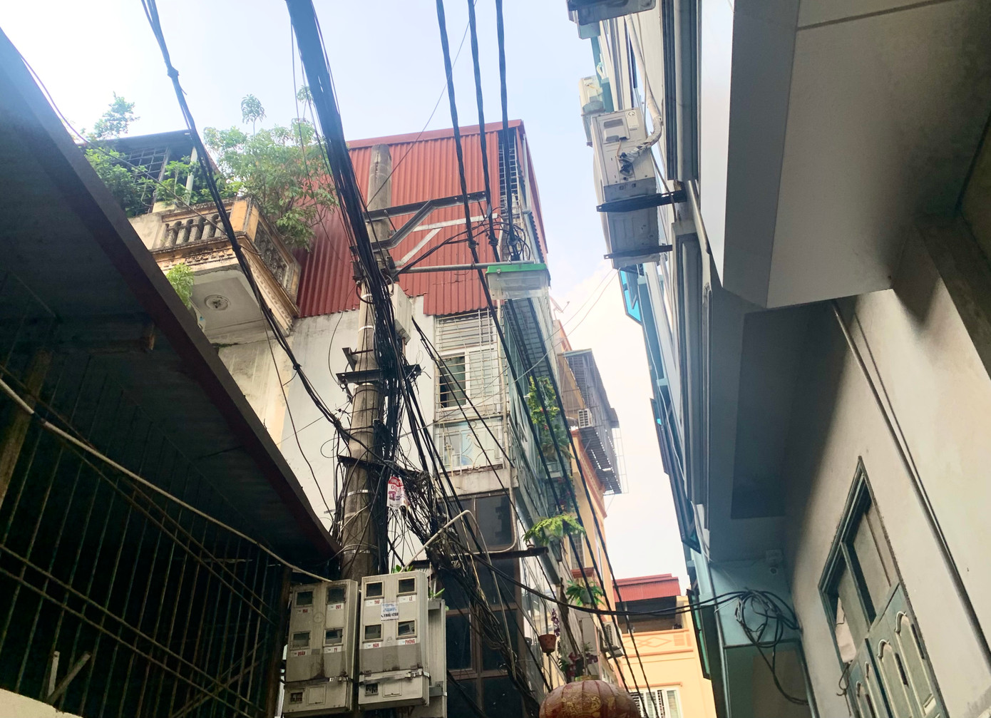 Không khó bắt gặp những nhà được quây tôn, cơi nới trong những ngõ nhỏ.