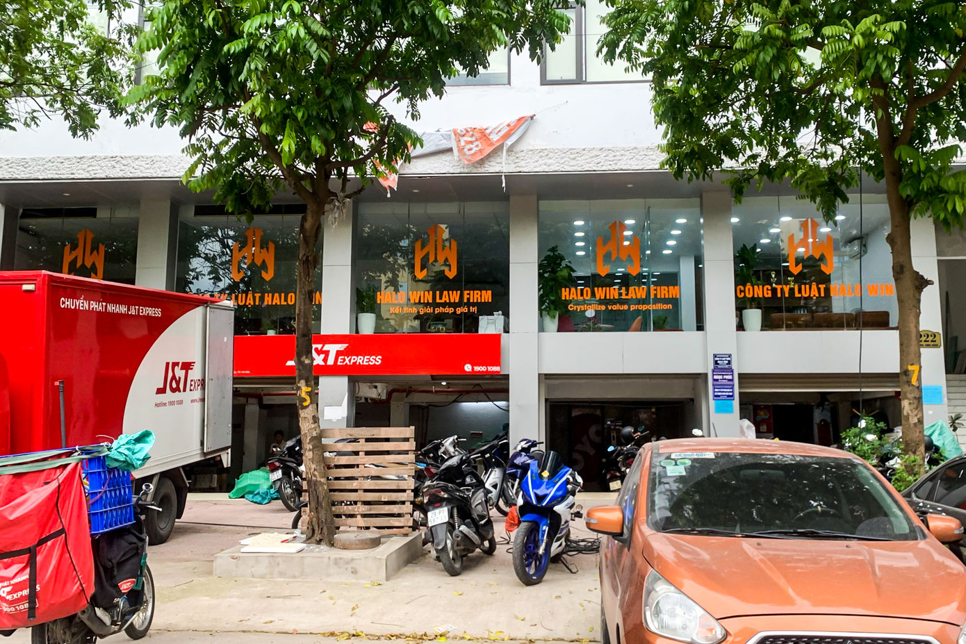 Tòa nhà 222 Dương Đình Nghệ vi phạm PCCC, bị đình chỉ hoạt động từ đầu năm 2023. Đồng thời bị xử phạt hành chính 45 triệu đồng.