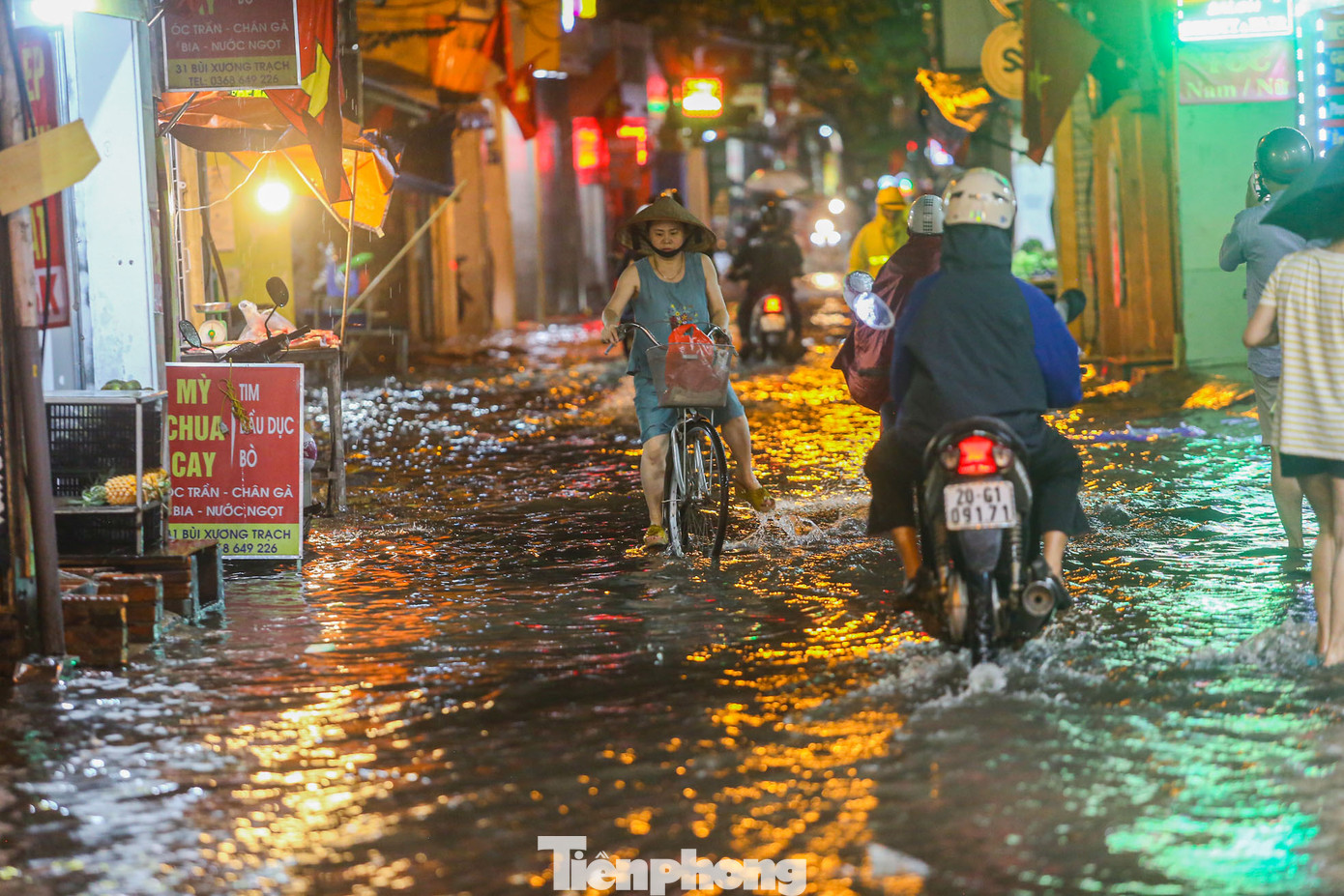Phố Bùi Xương Trạch (quận Thanh Xuân) nhanh chóng chìm trong biển nước chỉ sau 20 phút mưa lớn. Phố Bùi Xương Trạch (quận Thanh Xuân) nhanh chóng chìm trong biển nước chỉ sau 20 phút mưa lớn.