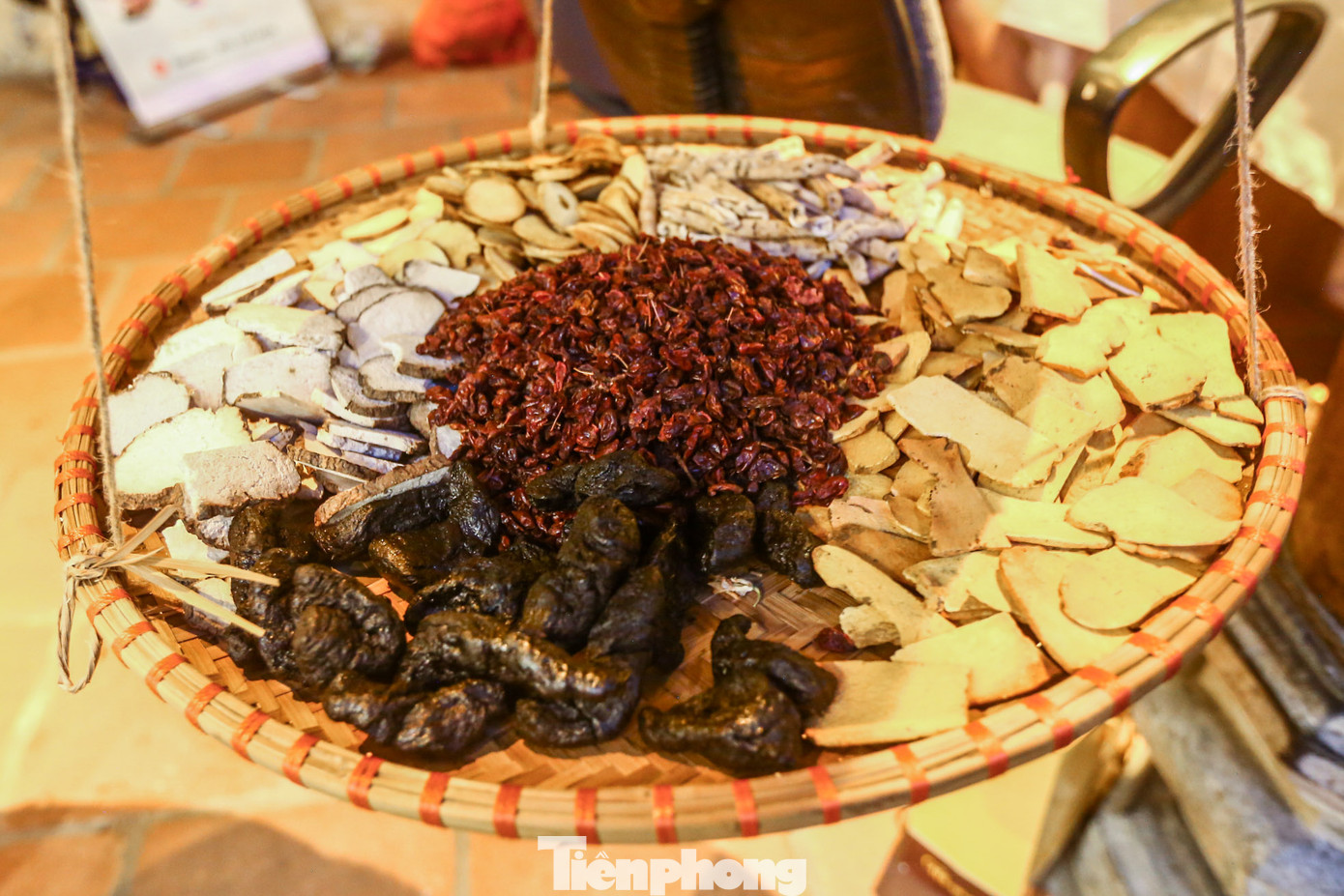 Các sản phẩm dược liệu và các sản phẩm về y dược cổ truyền, bài thuốc quý được trưng bày.