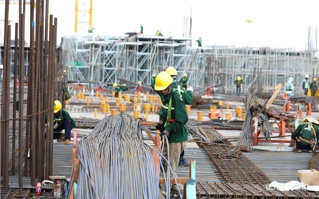 Theo Tổng công ty Cảng hàng không Việt Nam (ACV), hiện nay trên công trường sân bay Long Thành đang có khoảng gần 6.000 cán bộ, kỹ sư, công nhân tham gia thi công. Theo Tổng công ty Cảng hàng không Việt Nam (ACV), hiện nay trên công trường sân bay Long Thành đang có khoảng gần 6.000 cán bộ, kỹ sư, công nhân tham gia thi công.