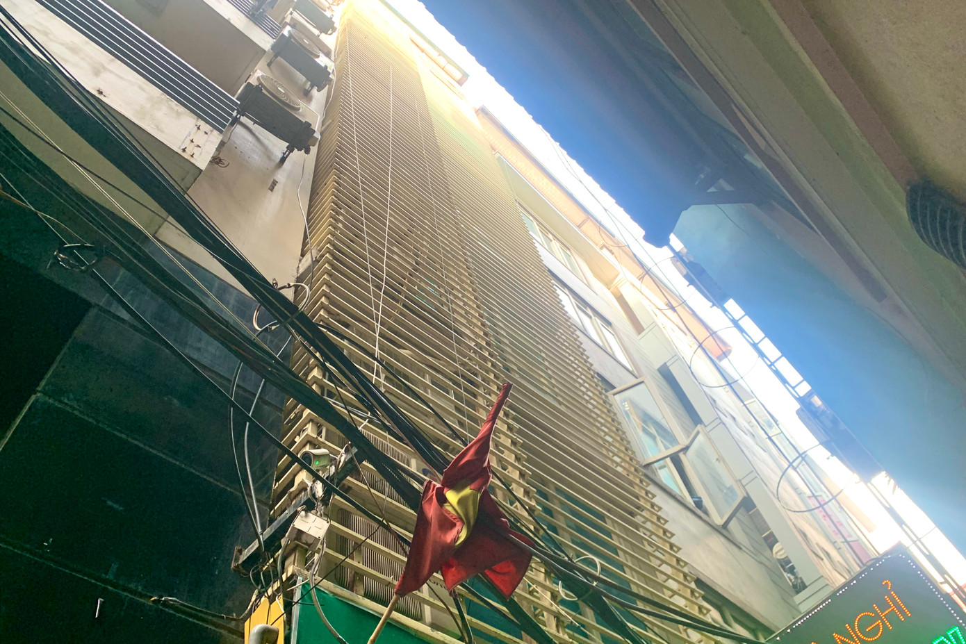 Mặt trước một tòa nhà cao tầng trong một hẻm nhỏ đường Trần Duy Hưng được bao phủ hoàn toàn bằng khung sắt, gây cản trở cho PCCC khi có sự cố xảy ra.