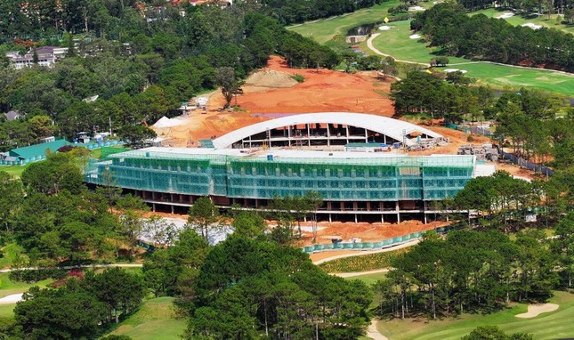Công trình tòa nhà câu lạc bộ golf có nhiều vi phạm. Công trình tòa nhà câu lạc bộ golf có nhiều vi phạm.