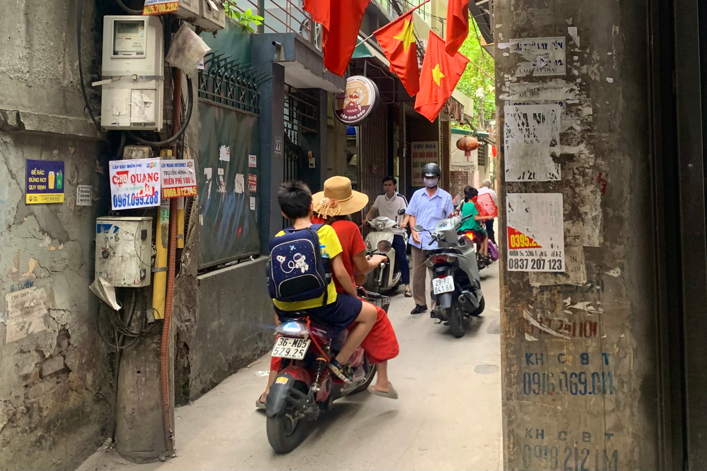 Ngách nhỏ chỉ vừa đủ các phương tiện nhỏ tránh nhau.