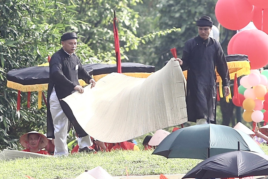 Người dân quanh vùng quan niệm, hễ ai cướp được một mảnh chiếu hay chiếc bát đem về thờ sẽ gặp may mắn