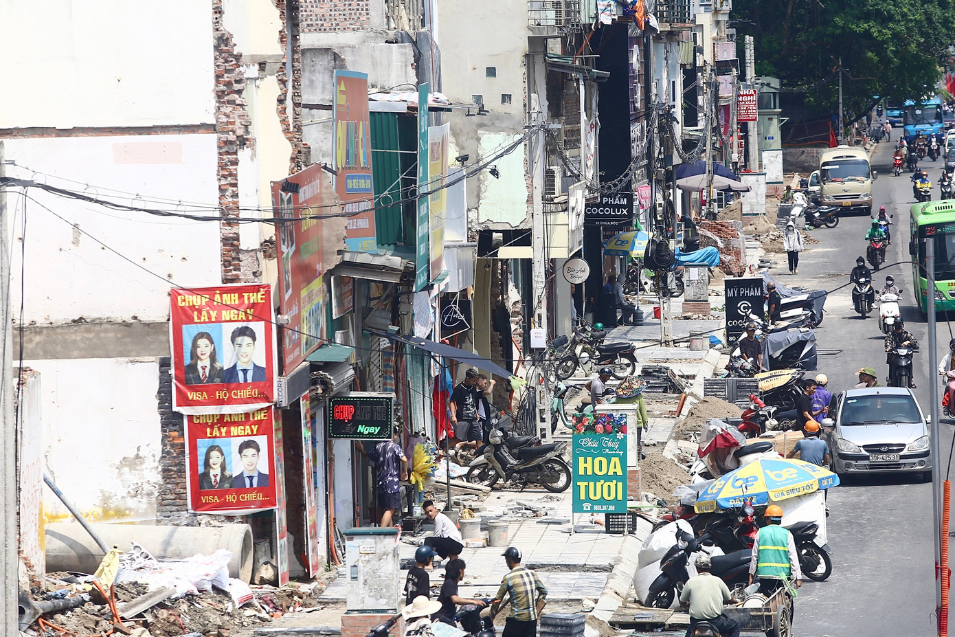 Công nhân đang gấp rút hoàn thiện dự án.