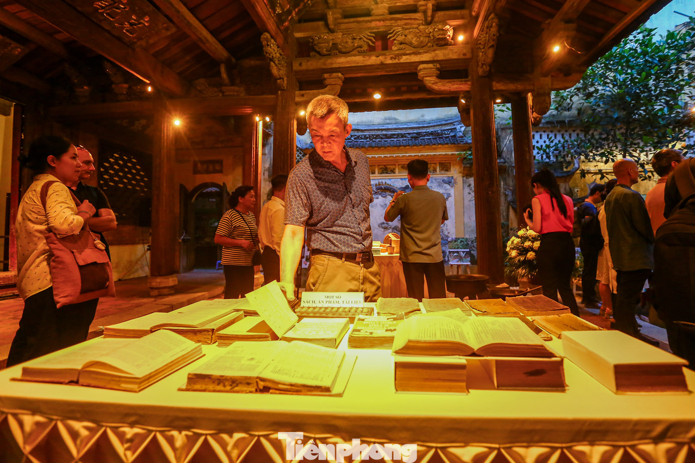 Một số sách, ấn phẩm, tài liệu về nghề thuốc Đông Nam dược tại buổi trưng bày.