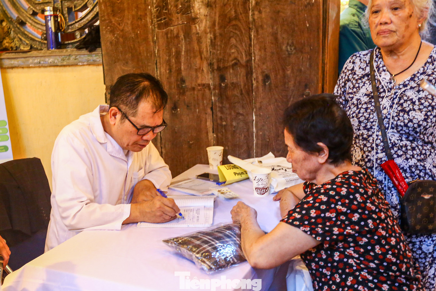 Đồng thời, người dân và du khách được tư vấn sức khỏe miễn phí.