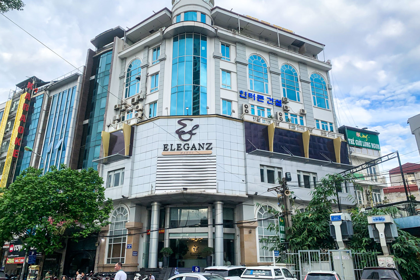 Tòa nhà Trần Phú tại Dương Đình Nghệ với hai mặt tiền lớn vi phạm PCCC, bị tạm dừng hoạt động từ năm 2022, đồng thời bị phạt tiền 90 triệu đồng.