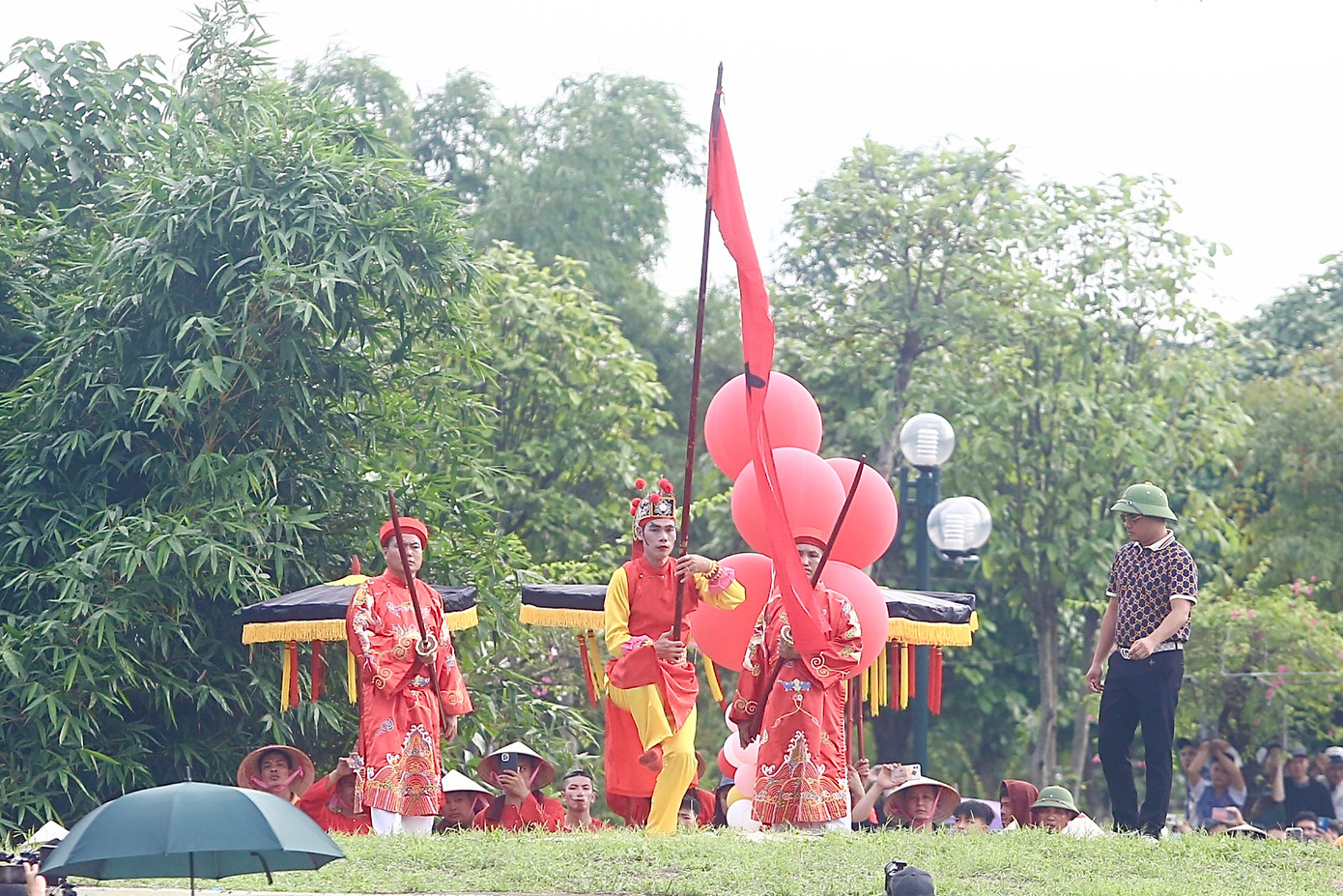 Lá cờ phướn màu đỏ trên có chữ "Lệnh" được ông Hiệu Cờ phất lên, đứng trên 3 chiếc chiếu tái hiện lại cảnh kéo quân đánh trận.