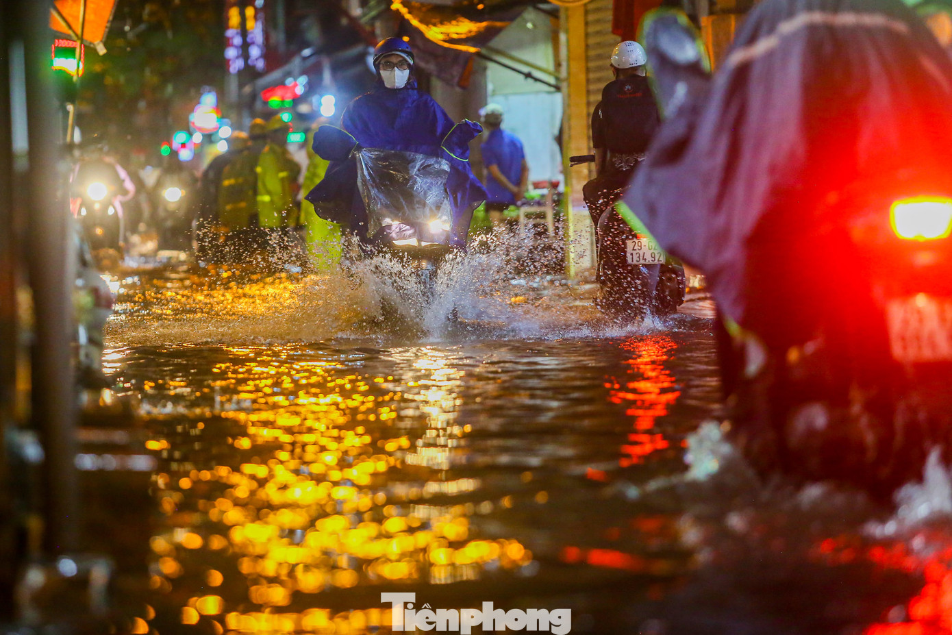 Mưa đúng vào giờ tan tầm nên ảnh hưởng đến lượng phương tiện lưu thông lớn qua khu vực trên. Mưa đúng vào giờ tan tầm nên ảnh hưởng đến lượng phương tiện lưu thông lớn qua khu vực trên.