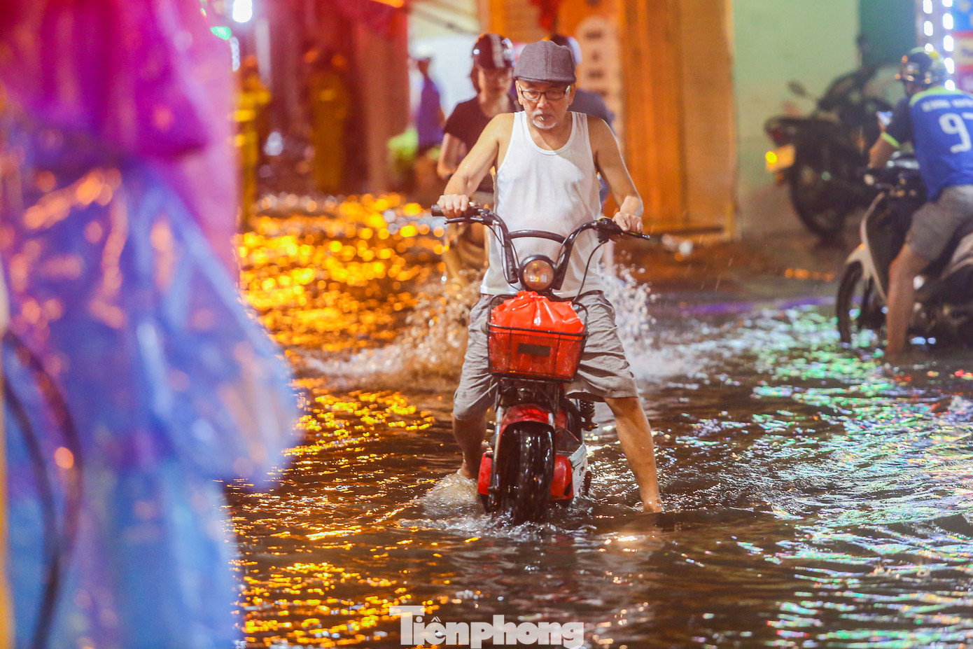 Mưa đúng vào giờ tan tầm nên ảnh hưởng đến lượng phương tiện lưu thông lớn qua khu vực trên. Mưa đúng vào giờ tan tầm nên ảnh hưởng đến lượng phương tiện lưu thông lớn qua khu vực trên.