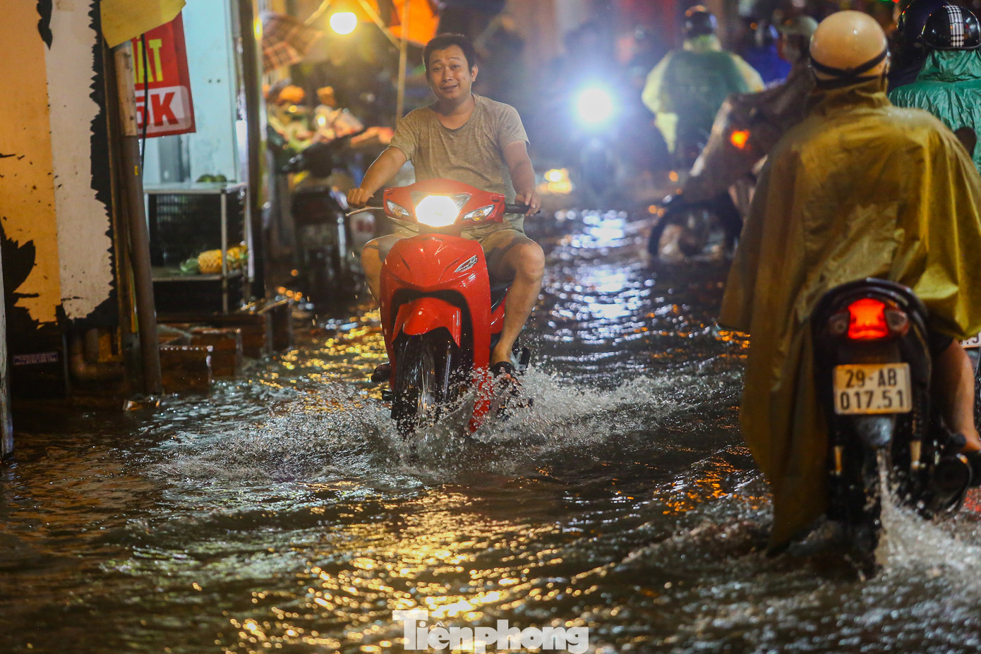 Mưa đúng vào giờ tan tầm nên ảnh hưởng đến lượng phương tiện lưu thông lớn qua khu vực trên. Mưa đúng vào giờ tan tầm nên ảnh hưởng đến lượng phương tiện lưu thông lớn qua khu vực trên.