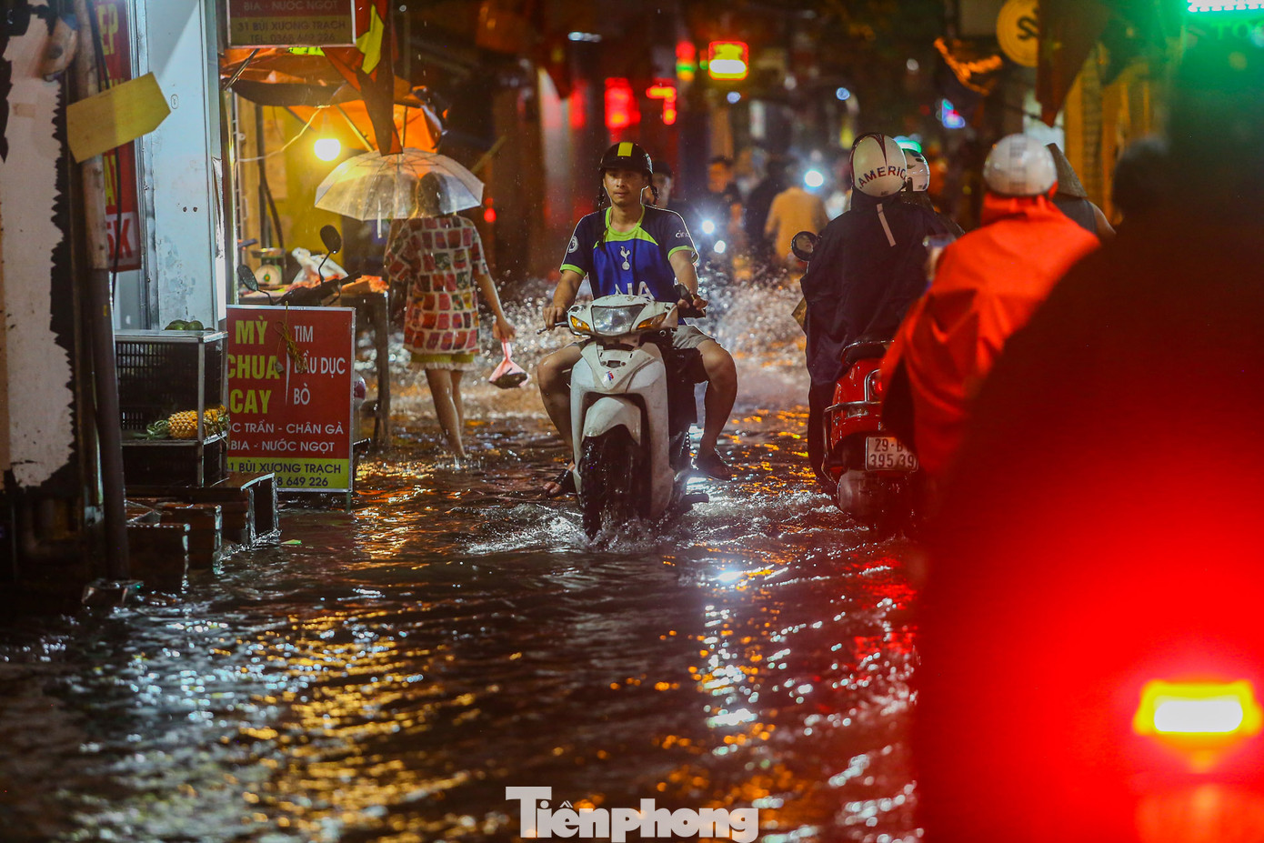 Mưa đúng vào giờ tan tầm nên ảnh hưởng đến lượng phương tiện lưu thông lớn qua khu vực trên. Mưa đúng vào giờ tan tầm nên ảnh hưởng đến lượng phương tiện lưu thông lớn qua khu vực trên.
