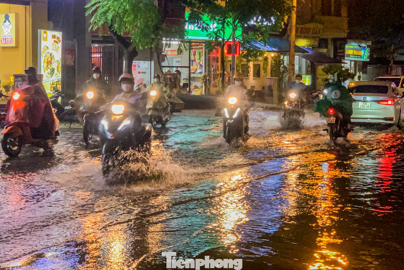 Đến 19h, nước vẫn chưa thể thoát được hết. Đến 19h, nước vẫn chưa thể thoát được hết.