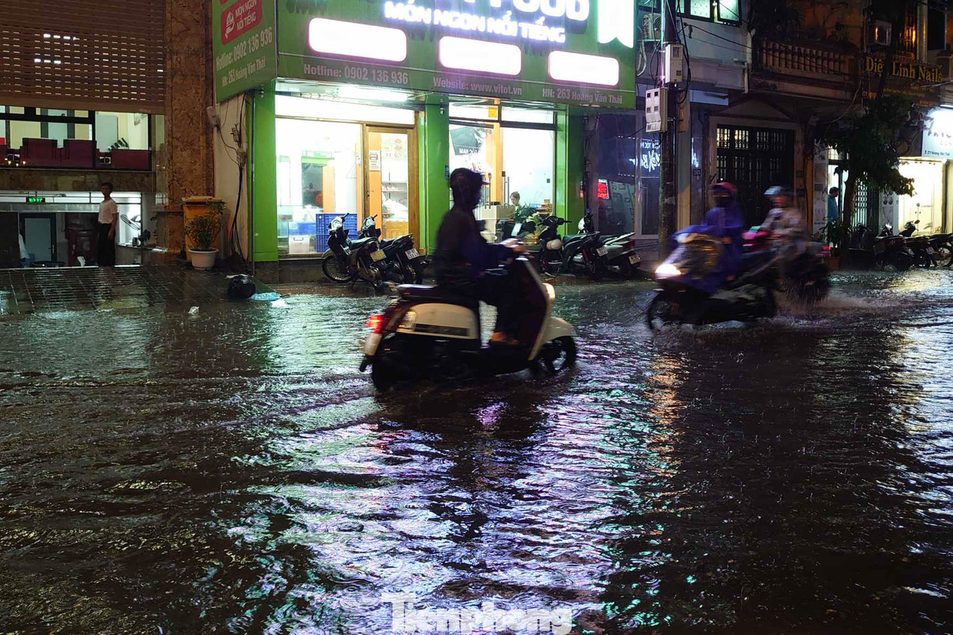 Nhiều phương tiện "chết đuối" khi vượt qua biển nước. Nhiều phương tiện "chết đuối" khi vượt qua biển nước.