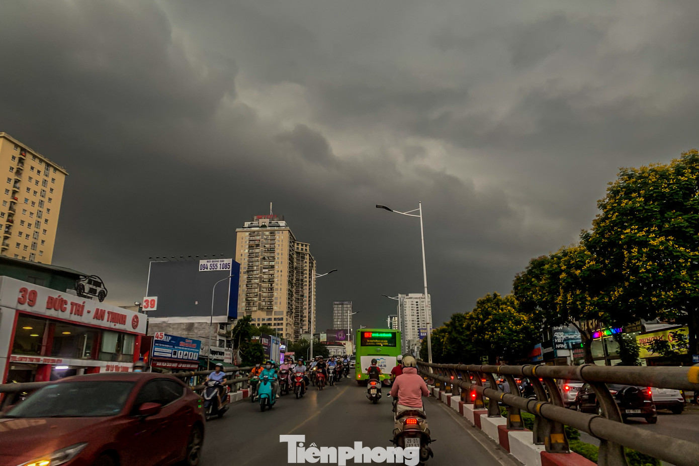 Từ 17h30 (30/5), mây đen kéo đến bao phủ khắp bầu trời Hà Nội. Theo dự báo thời tiết, khu vực Hà Nội: có mây, chiều tối và đêm có mưa rào và dông vài nơi, ngày nắng. Gió nhẹ. Trong mưa dông có khả năng xảy ra lốc, sét và gió giật mạnh. Nhiệt độ thấp nhất từ : 28-30 độ C. Nhiệt độ cao nhất từ : 33-35 độ C. Từ 17h30 (30/5), mây đen kéo đến bao phủ khắp bầu trời Hà Nội. Theo dự báo thời tiết, khu vực Hà Nội: có mây, chiều tối và đêm có mưa rào và dông vài nơi, ngày nắng. Gió nhẹ. Trong mưa dông có khả năng xảy ra lốc, sét và gió giật mạnh. Nhiệt độ thấp nhất từ : 28-30 độ C. Nhiệt độ cao nhất từ : 33-35 độ C.