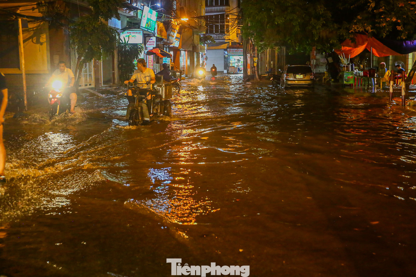 Tương tự, Một ngõ trên phố Khương Hạ (quận Thanh Xuân) ngập trong nước sau 20 phút mưa lớn. Tương tự, Một ngõ trên phố Khương Hạ (quận Thanh Xuân) ngập trong nước sau 20 phút mưa lớn.