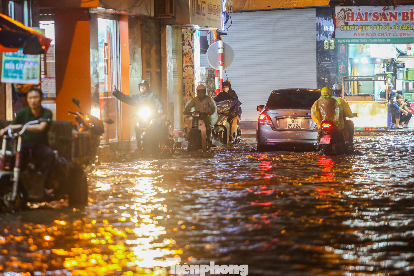 Các phương tiện "liều mình" băng qua biển nước. Các phương tiện "liều mình" băng qua biển nước.