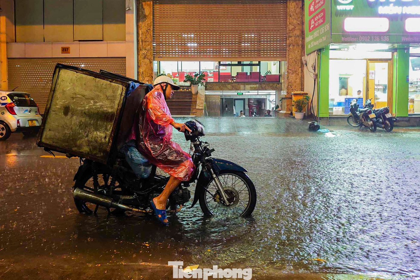 Nhiều phương tiện "chết đuối" khi vượt qua biển nước. Nhiều phương tiện "chết đuối" khi vượt qua biển nước.