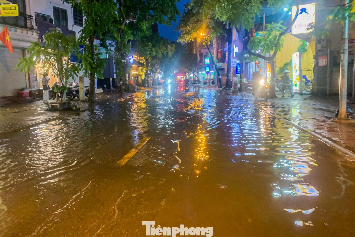 Phố Vương Thừa Vũ (quận Thanh Xuân) "thành sông", nước tràn lên vỉa hè. Phố Vương Thừa Vũ (quận Thanh Xuân) "thành sông", nước tràn lên vỉa hè.