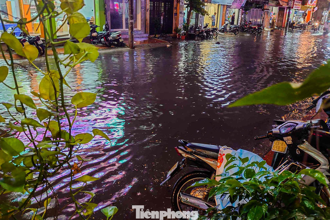 Hình ảnh trên phố Hoàng Văn Thái (quận Thanh Xuân) sau 20 phút mưa lớn. Hình ảnh trên phố Hoàng Văn Thái (quận Thanh Xuân) sau 20 phút mưa lớn.