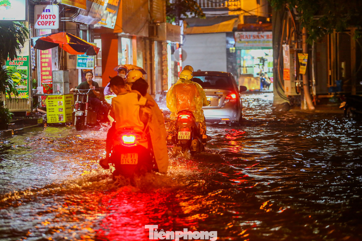 Các phương tiện "liều mình" băng qua biển nước. Các phương tiện "liều mình" băng qua biển nước.