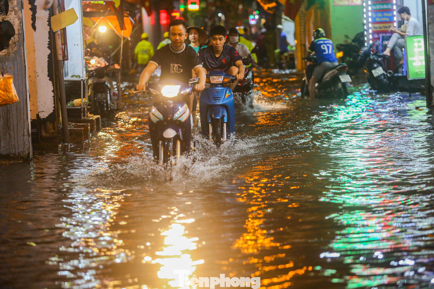 Đoạn ngập kéo dài hàng trăm mét. Đoạn ngập kéo dài hàng trăm mét.