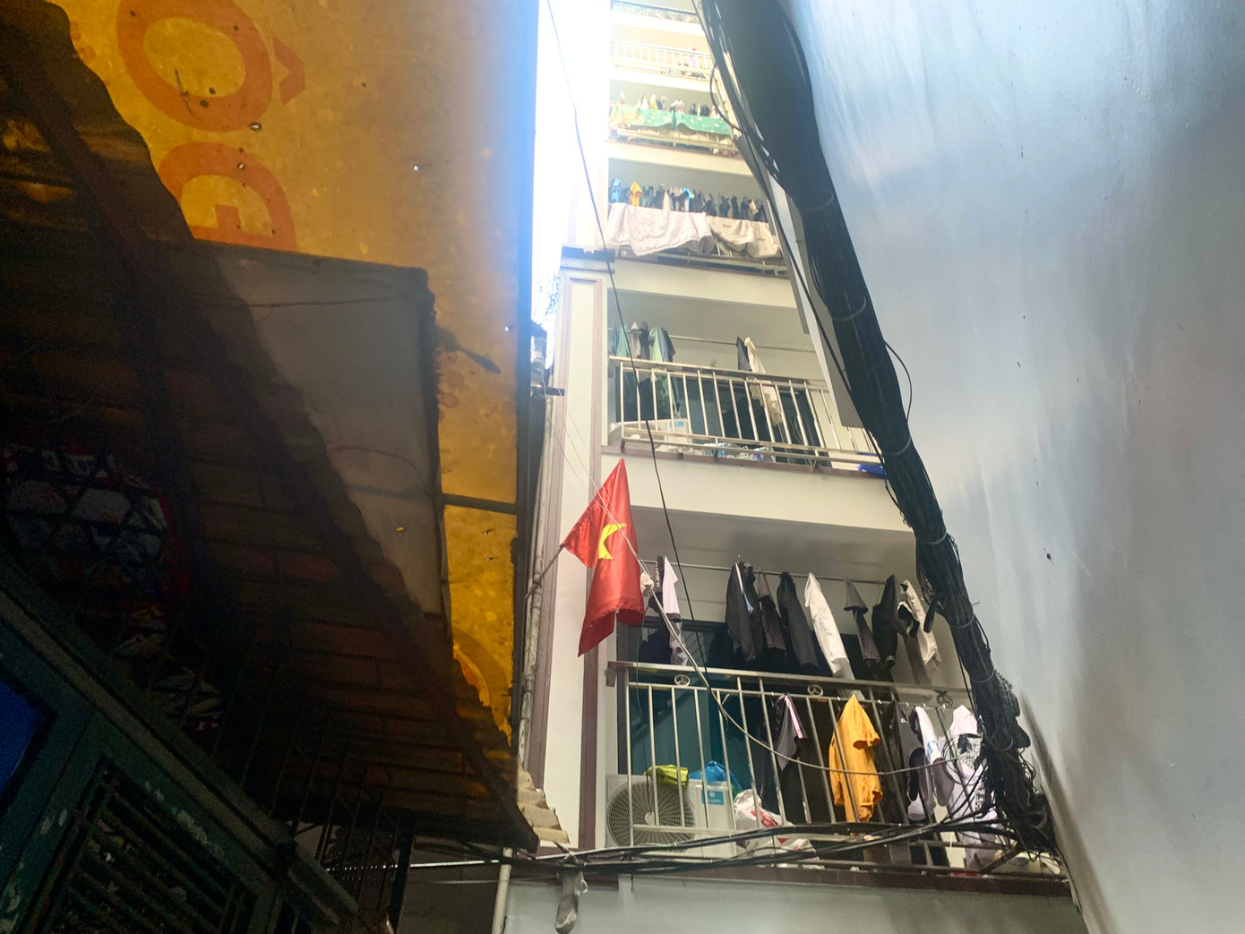 Chung cư mini cao tầng nằm sâu trong ngõ trên phố Pháo Đài Láng.