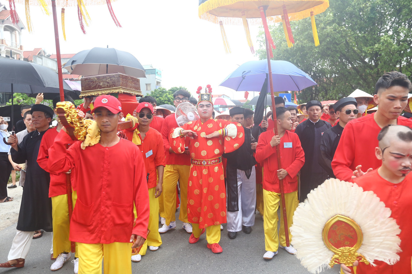 Lễ hội Gióng ở đền Phù Đổng gắn với truyền thuyết về một cậu bé được mẹ sinh ra một cách kỳ lạ. Khôi ngô, tuấn tú nhưng lên 3 tuổi vẫn chưa biết nói, biết cười, suốt ngày cậu chỉ nằm trong thúng treo trên gióng tre, vì thế được đặt tên là Gióng. Sau khi nghe thấy lời kêu gọi của nhà vua tìm người tài giỏi đánh giặc ngoại xâm, Gióng bỗng lớn nhanh như thổi, rồi xung phong ra trận đánh giặc cứu nước, cứu dân. Sau khi dẹp tan giặc Ân, Gióng về núi Sóc rồi cưỡi ngựa bay lên trời. Từ đó, Gióng được thiêng hóa thành một vị Thánh bất tử, bảo vệ sự thái bình cho đất nước và thịnh vượng cho muôn dân.