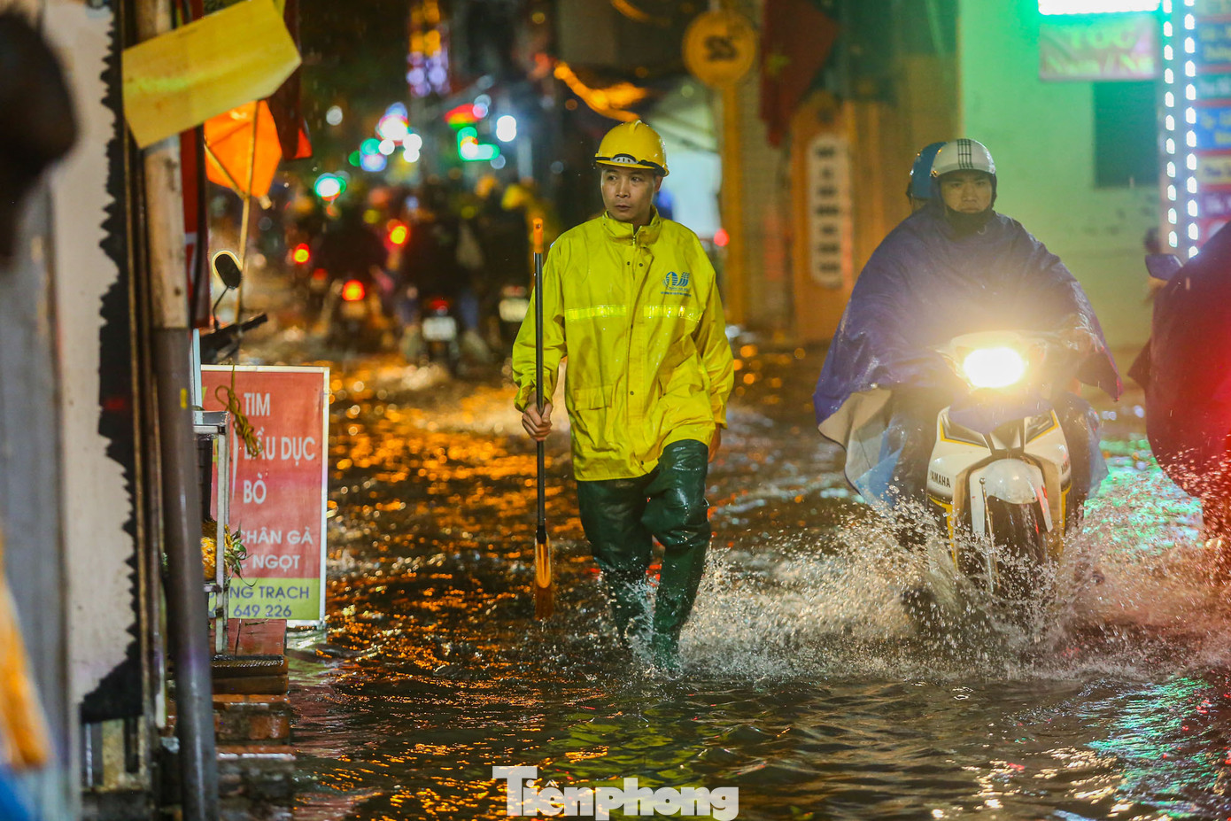 Công nhân có mặt tại phố để thoát nước nhanh chóng. Công nhân có mặt tại phố để thoát nước nhanh chóng.
